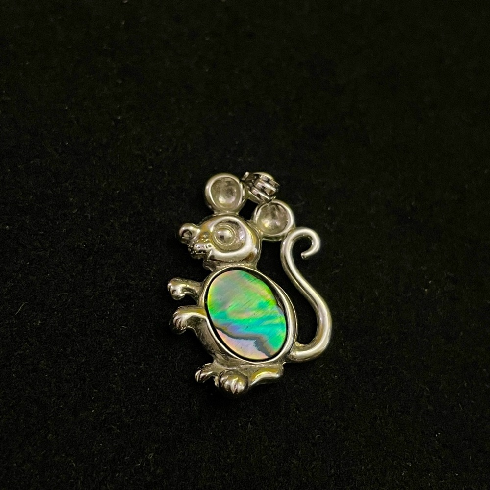 🌸 5 for $25 // Vintage abalone shell pendant charm mouse